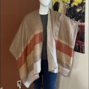 ⭐️Women’s‎ Mixit reversible poncho one size